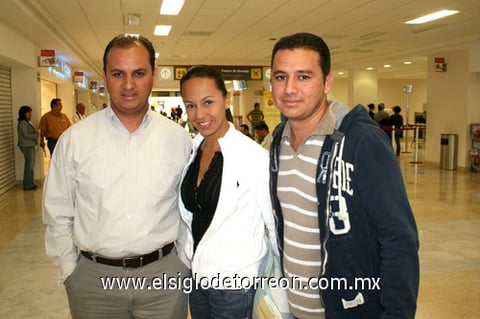 24042009 Hans Jegi y Karina Camacho llegaron de Acapulco y fueron recibidos por Rafael Jegi.