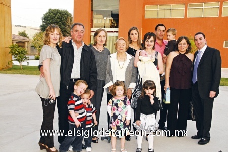 Claudia González de Iriarte, Sergio Treviño, Horacio González, Ana María de González, Ana Laura de Treviño, Horacio González, Aurora Berlanga de González, María de la Luz Berlanga y Borix González Berlanga, durante el bautizo de Sergio Treviño, los acompañan también sus primos y primas.