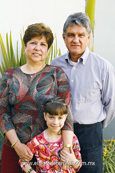 Lydia y Sergio Madrazo con la pequeña Andrea Estrada Madrazo.