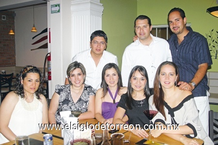 Recorrido social
Octavio, Guillermo, Gerardo, Valeria, Vanessa, Nadia, Fabiola y Ana, pasando una noche de entretenimiento.