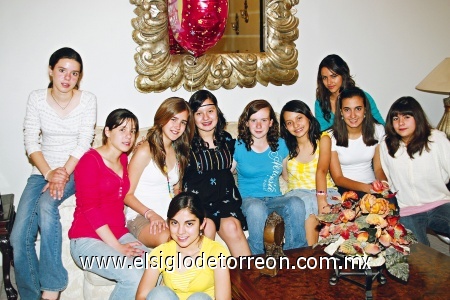 ¡Feliz cumpleaños!
Claudia Vanessa junto a sus amigas: Ángela, Ana Luisa, Brenda, Pili, Isabel, Rebeca, Ceci, Karla y Jazmín.