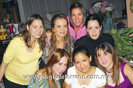 Se casará pronto
Aislín Gómez junto a sus amigas Susana Garza, Daniela Natera, Ana Yolu Barranco, Marisú del Bosque, Bárbara Rubio y Mayra García.
