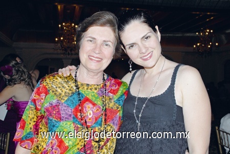 Kay de Albores con su hija Eva Albores.
