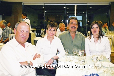 Javier, Maricarmen, Fernando y Mirita.