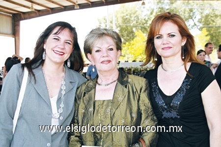 Laura Flores de Ramírez, Angélica de Flores y Janet Flores de Ochoa.