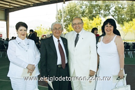 Sra. Femat de Nava, Hno. Rubén Sámano, Ramón Nava, ex rector Iscytac y Gaby Nava Femat.