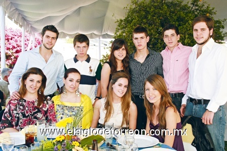 Mariana Estrada, Ángel Gómez, Carlos Alonso, Ana Gaby Estrada, Ana Cris Estrada, Juan Pablo Gómez, Fer García, José Luis Gómez, Maribel Fernández y Yolanda Fernández.