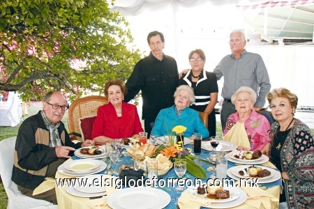 Celebra 85 años 
Graciela y Alfredo de la Parra, José Alfredo Estrada Attolini, Ruca de la Parra Lack, Socorro Attolini de Villegas, Carmela Attolini de García, Yolanda Attolini de Estrada y Rafael Pardo Grandizon.