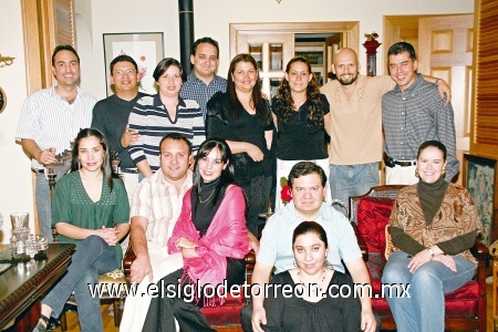 Festeja entre amigos
Adolfo Rodríguez y Medellín acompañado por Paola Martínez, Víctor Torres, Cuauhtemoc y Vanessa Niño, Víctor y Cristina Jara, Carlos y Lorena Braña, Julio y Cristina Torres, Daniel y Claudia Lozano, José y Chary Montaña.