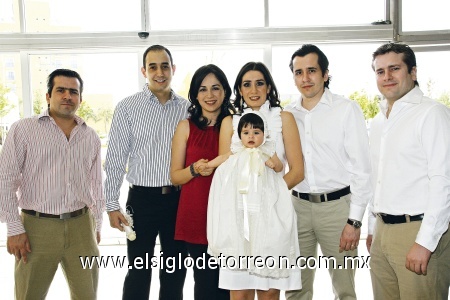 Recibe las aguas del Jordán 
Camila De la Parra Carrete en su bautizo, acompañada por sus padres Manuel y Diana de De la Parra y sus padrinos Arturo y Katia Callau, Diego y Andrés De la Parra.