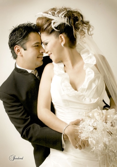 Sr. Miguel Ángel Contreras Forzán y Srita. Nancy Cristal Salazar Alvarado contrajeron matrimonio en la parroquia del Santo Cristo el sábado 21 de febrero de 2009.

Estudio Sandoval