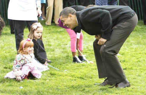 Detrás de los Obama y los Biden estaba una enorme multitud de niños bien abrigados contra el frío de inicios de primavera.