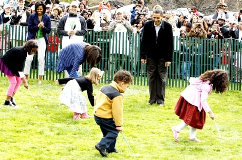 Las hijas del mandatario, participaron en una carrera para buscar huevos de Pascua escondidos en el jardín sur de la Casa Blanca, llamándola 'una de las tradiciones más importantes' de la residencia presidencial.