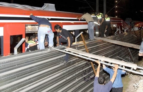 Encargados de emergencias trabajaron para retirar a todas las víctimas atrapadas en los vagones.