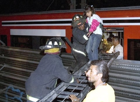 Un tren chocó contra otro en la recientemente inaugurada línea del Tren Suburbano, que comenzó sus operaciones a mediados del 2008 en el Estado de México