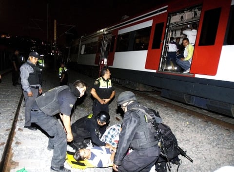 Alrededor de 50 ambulancias y paramédicos de Atizapán, Naucalpan, Cuautitlán Izcalli y el Distrito Federal acudieron a prestar servicios de rescate.