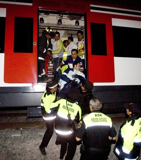 Elementos del ejército mexicano acordonaron la zona afectada ubicada a 500 metros de la estación San Rafael, a la altura de San Pedro Barrientos, en Tlalnepantla, estado de México.