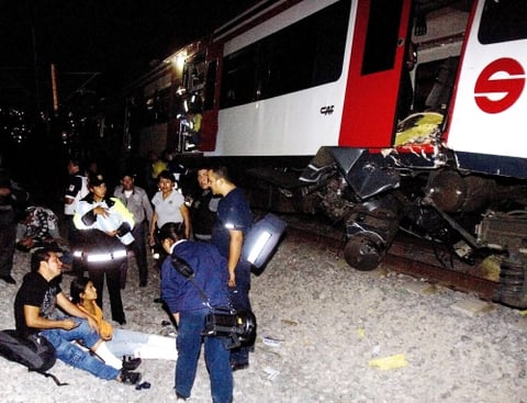 En el percance, no se reportaron pérdidas humanas, aunque —de acuerdo con reportes extraoficiales— al menos ocho personas quedaron atrapadas entre los hierros retorcidos de los vagones accidentados.
