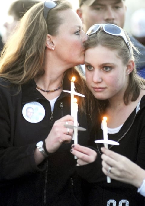 En la versión apresurada de lo ocurrido en Columbine surgieron rumores: que a una chica la mataron después de responder que sí creía en Dios, o que Klebold y Harris se sentían víctimas de abusos de otros estudiantes.