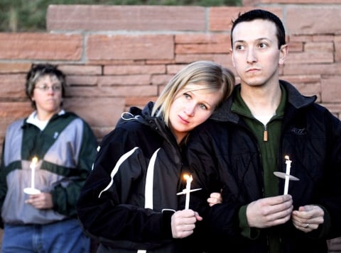 La matanza de Columbine provocó un enorme despliegue de medios audiovisuales, sobre todo cuando los equipos de operaciones especiales de la policía rodearon la escuela, ayudaron a decenas de alumnos, empleados y maestros a escapar, y encontraron muertos a Klebold y Harris.