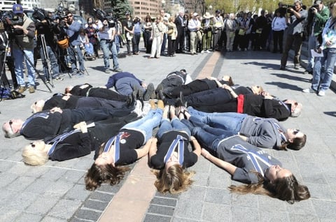 En los años siguientes, se produjo una avalancha de estudios para tratar de determinar la motivación que los dos muchachos tuvieron para cometer esta masacre.