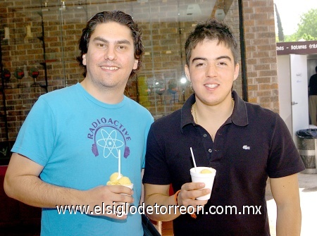 07042009 Alejandro y Alberto, captados en los pasillos de la universidad.