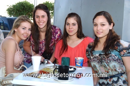 12042009 Érika Torres e Isabel Campa, contentas en sus vacaciones.