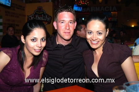 17042009 Ale Elizalde, Louis Quevillón y Ruth Elizalde.