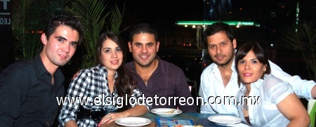 17042009 ¡Llegó el fin de semana! Miguel Dávila, Montserrat Leal, Andrés Vera, Carlos Bernal y Liliana Esparza, así como muchos más jóvenes compartieron el pasado 'fin' un entretenido rato.