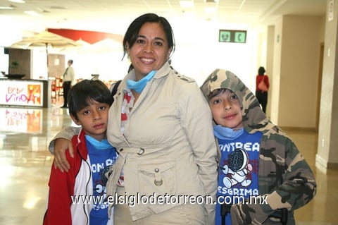 01052009 Selma Olivares Alberti, Ernesto y Samuel Anaya Olivares llegaron de la Ciudad de México.