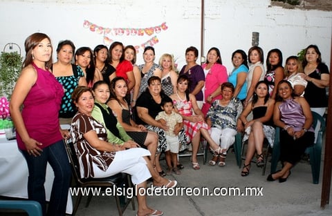 25042009 Rocío acompañada por amigas y familiares en su despedida de soltera.