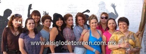 25042009 Dora Alicia Rosales de Camarillo fue festejada en su cumpleaños con una reunión organizada por su esposo, donde convivió con Rosy, Lupita, Norma, Mary, Margarita, Maru, Laura, Lety, Nora y Lili.