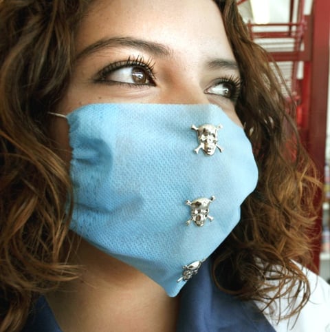 Decora su tapabocas con pearcing.