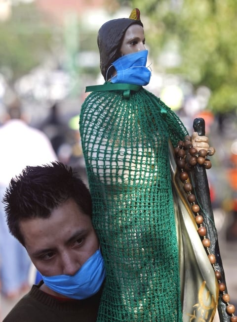 Cubren a San Juditas Tadeo del virus.