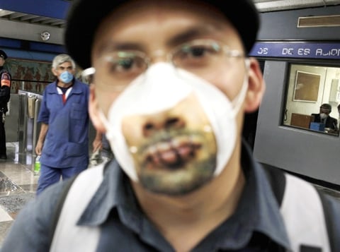 Elaboran cubrebocas con 'trompa de cochino'.
