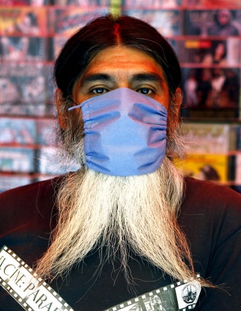 El tapaboca de barbas de chivo.