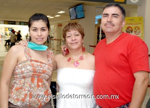 06052009 Mayra Flores viajó a Tijuana y la despidieron sus papás Socorro y Arnoldo Flores.