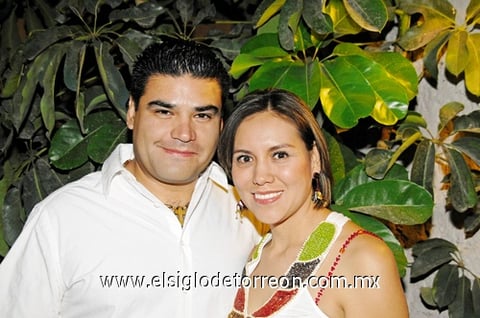 03052009 Susy Armas de Ramírez junto a su esposo Alejandro Ramírez el día de su cumpleaños.