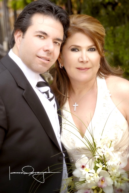 Sr. Carlos Tohme Canales y Sra. Estela Soto Cantú celebraron su onceavo aniversario de bodas el sábado cuatro de abril de 2009.

Estudio Laura Grageda