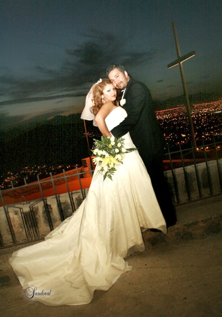 Sr. Rigoberto Aulis Fuentes y Srita. Elizabeth Pérez Morales unieron sus vidas en sagrado matrimonio en la parroquia del Cristo de las Noas el sábado 21 de marzo de 2009. 

Sandoval Fotografía