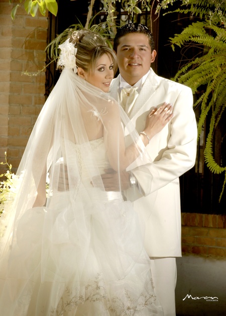 Sr. César Márquez Hernández y Srita. Ivett Morán Olague contrajeron matrimonio en la parroquia del Espíritu Santo el sábado 28 de marzo de 2009. 

Estudio Morán