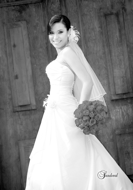 Srita. Nadia Elizabeth Moya Fernández, el día de su boda con el Sr. Héctor Francisco Rodríguez Cuéllar.

Sandoval Fotografía