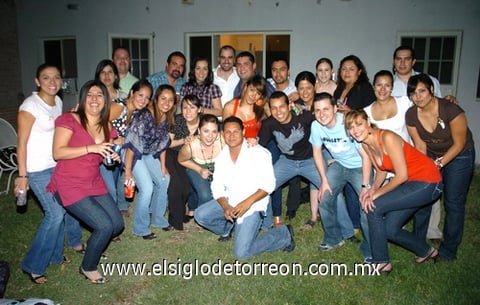 08052009 Edmundo Máynez fue festejado en su cumpleaños por un grupo de amigos con alegre reunión donde disfrutaron de cena y buena música.