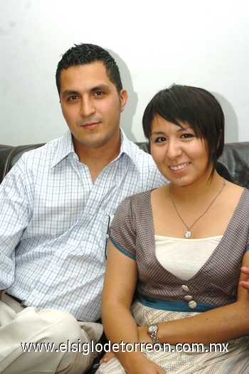09052009 José Vargas y Sarahí Morales disfrutaron de reciente reunión.