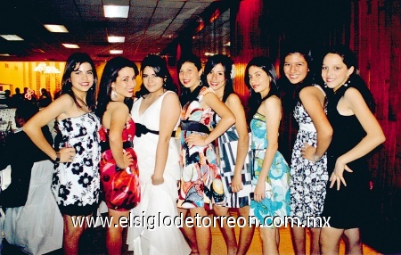 Mariana Reyes Ríos acompañada por sus mejores amigas en su fiesta de cumpleaños.