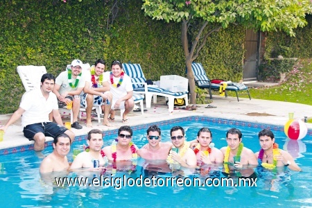 Mauricio acompañado por sus mejores amigos.
