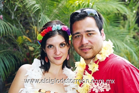 Refrescante despedida
Adriana y Mauricio durante la celebración de su fiesta de despedida.