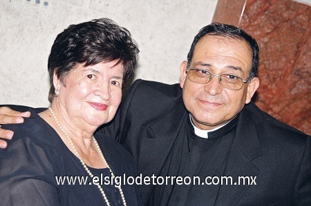Teresita Pedroza junto a su hijo P. Arturo Pedroza Cuellar.