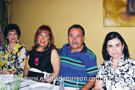 Olga Estrada, Oly y Jesús Hernández y Cecilia Ramírez.