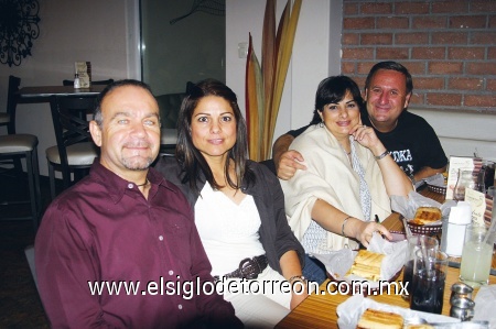 Mario y Pily Pedroza, Hita y Ricardo Berlanga.